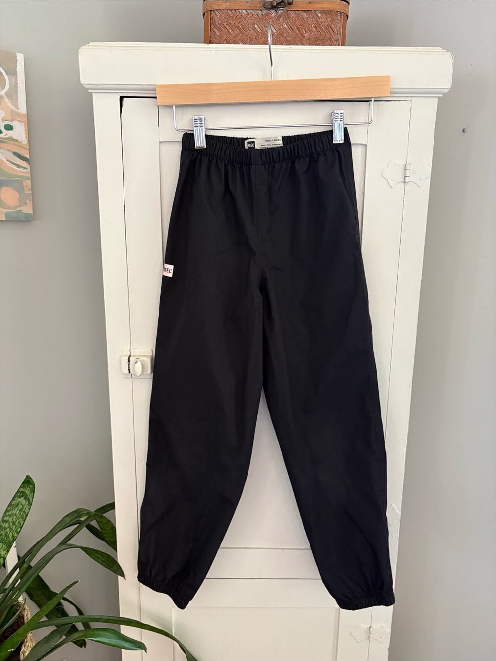 Like NEW size 10 MEC Kids Black Elastic-Waist waterproof rain/splash pants